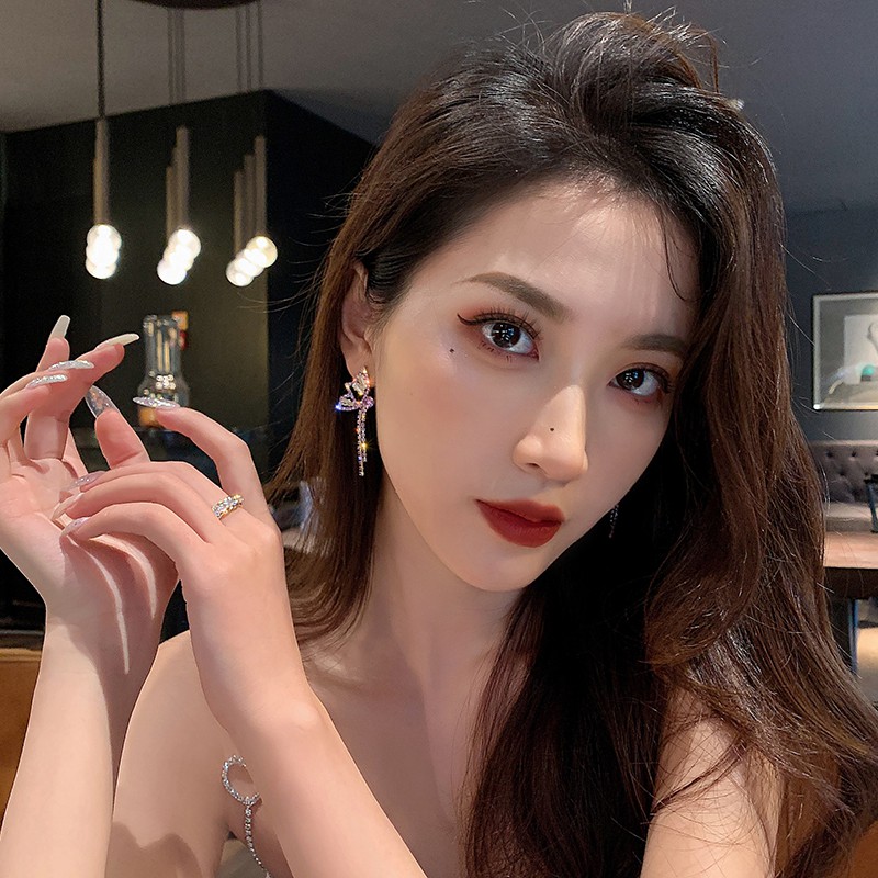 Bông tai hồ điệp đính đá lấp lánh tua rua BT204