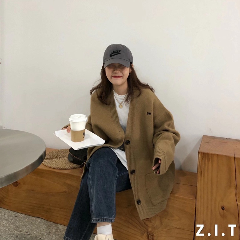 Áo khoác len cardigan cài khuy cổ V dáng dài vừa, thêu chữ nhỏ DM trước ngực style Hàn Quốc