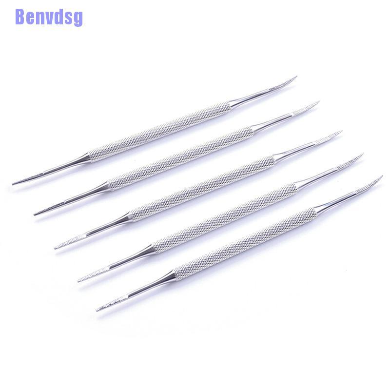 1 Dụng Cụ Vệ Sinh Móng Tay Tiện Lợi