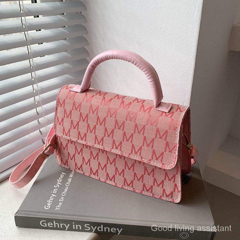 Túi đeo vai phong cách retro thời trang mùa hè