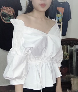 Áo sơ mi trễ vai màu trắng