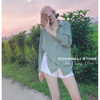 Set áo sơ mi xanh đũi mix quần sooc kaki trắng phong cách trẻ trung cá tính