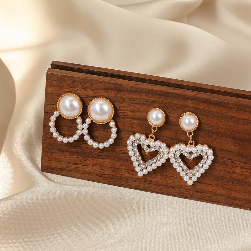 Heart-shaped stud earrings with pearl earrings