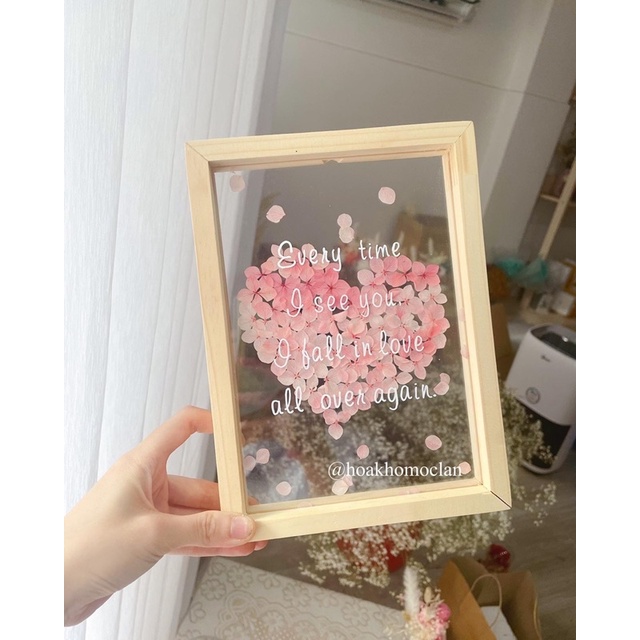 Khung tranh để bàn ép hoa khô hình trái tim in chữ theo yêu cầu