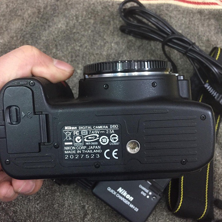 Máy ảnh Nikon D60 kèm lens 18-55 , hoạt động hoàn hảo