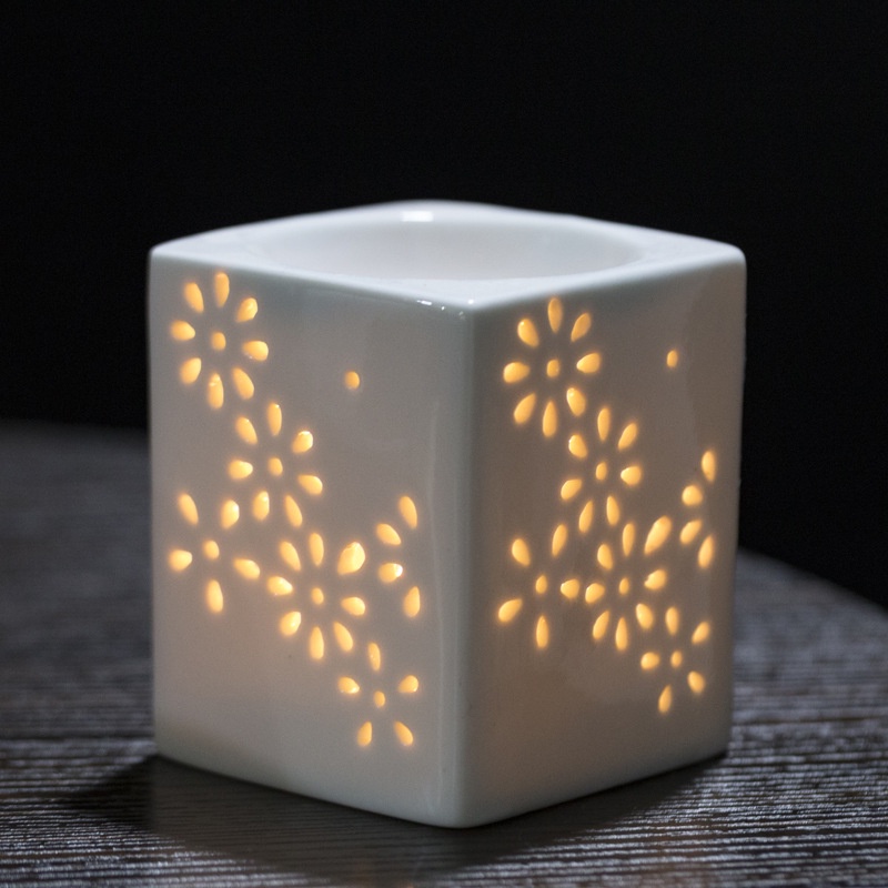 Đèn xông tinh dầu đốt bằng nến tealight dáng vuông hoa nhí màu trắng decor phòng ngủ bàn làm việc.