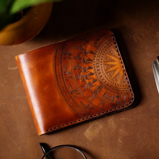 Ví nam Nữ Da Bò Italia Vegtan RAM Leather Khắc Trống Đồng Nâu Dáng Ngang