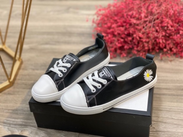 Giày slip on hoa cúc