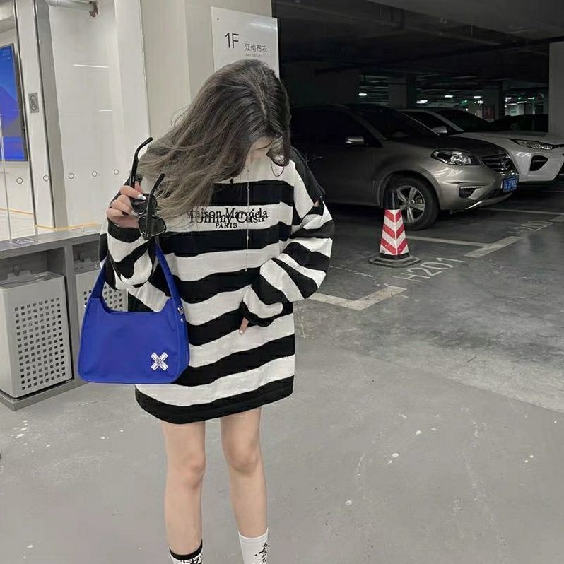 Yang Mi Va Chạm Phong Cách Cặp Đôi Sọc Trắng Đen Dài Giữa Rộng Hở Lỗ Hở Phong Cách