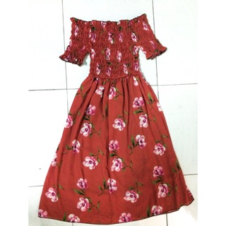 Đầm maxi hoa trễ vai nhúng ngực