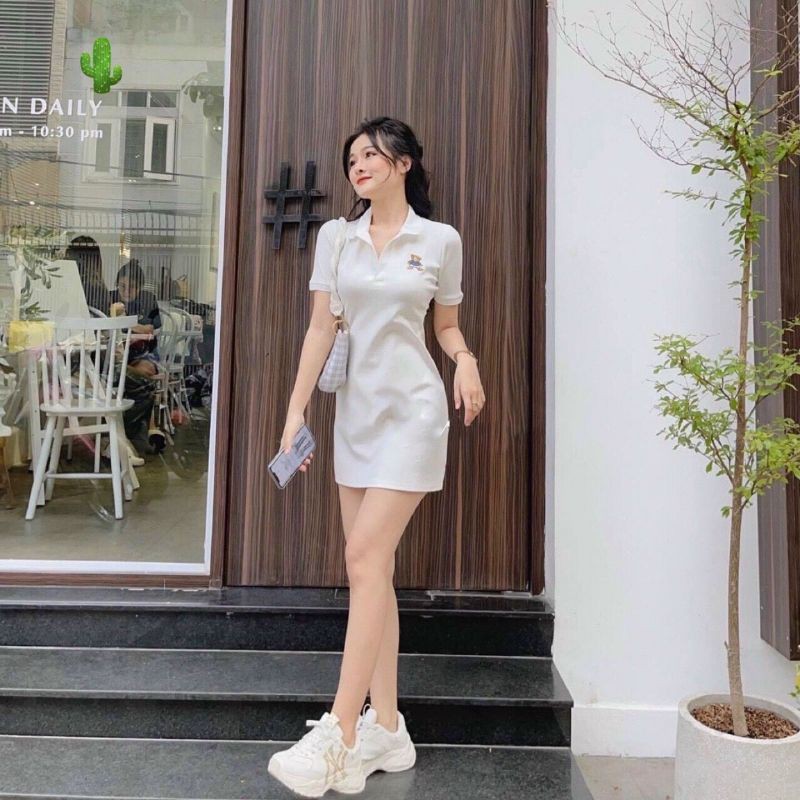 Đầm body cổ trụ thêu gấu xinh