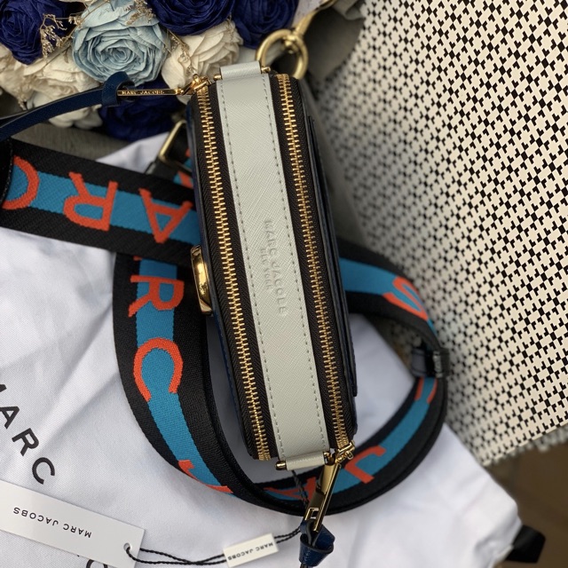Túi Marc Jacobs Snapshot xanh navy phối colorblock kèm dây thương hiệu màu nổi bật