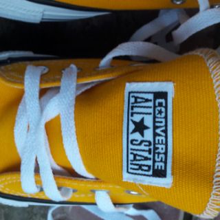 Giày sneaker cổ thấp buộc dây màu vàng