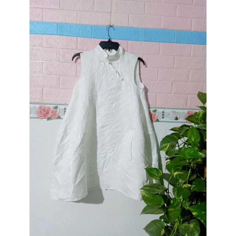 Đầm bầu/ đầm dáng suông màu trắng cổ tàu vải gấm rất đẹp hàng secondhand freesize