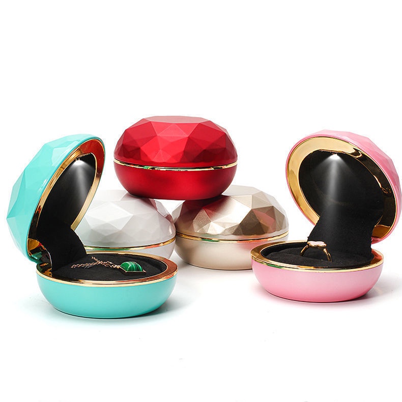 Hộp Đựng Nhẫn Hình Tròn Viền Vàng Có Đèn LED Độc Đáo