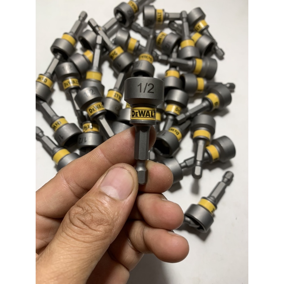 Đầu bắn tôn Dewalt 1/2 (13ly) dài 50mm chính hãng có nam châm