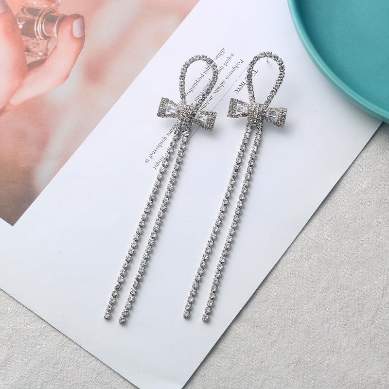 Khuyên tai thiết kế hình nơ và tua rua đính kim cương giả sang trọng