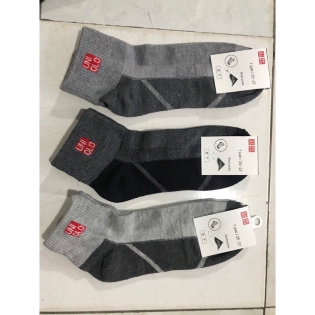 Tất Nam cổ cao UNIQLO.