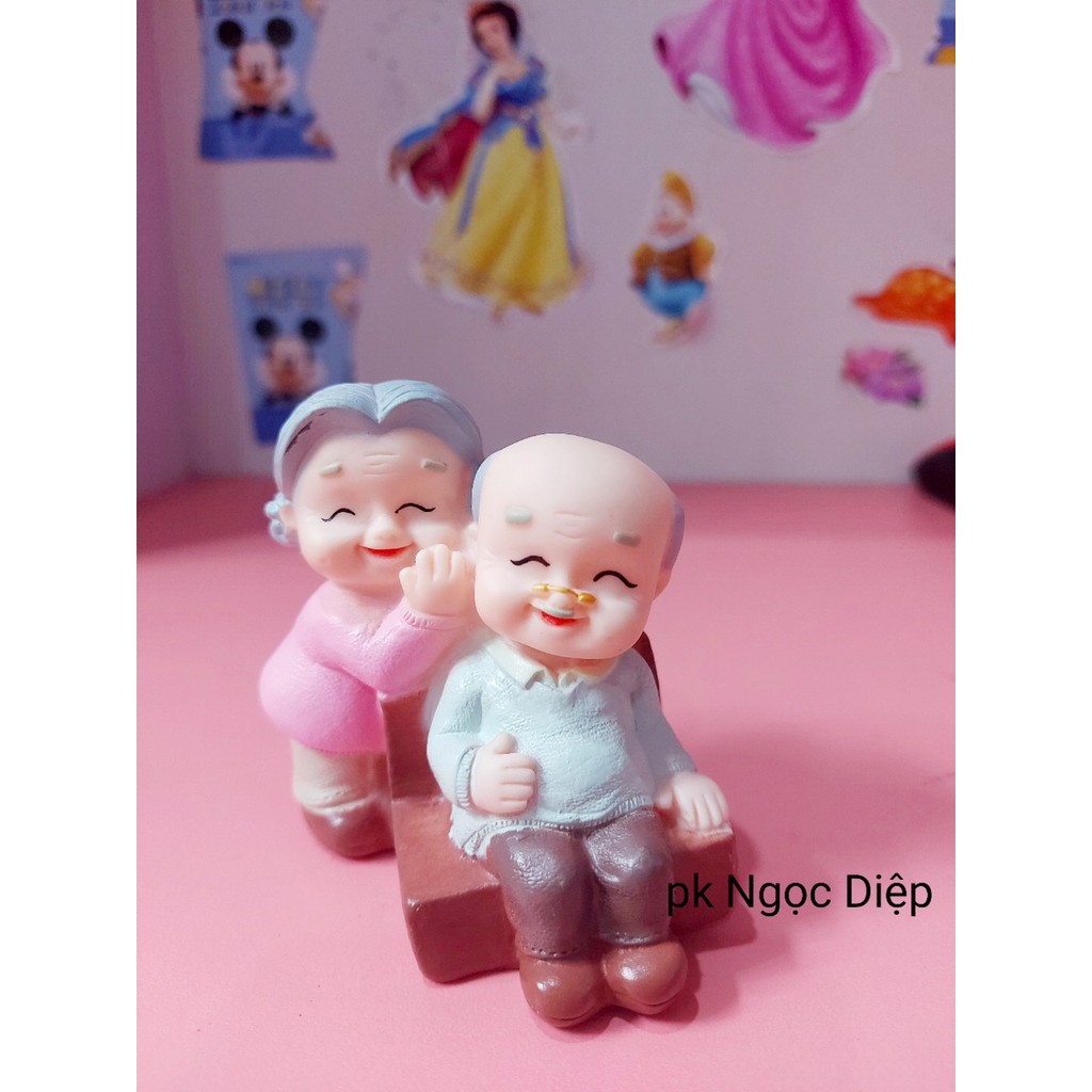 Ông bà ngồi ghế
