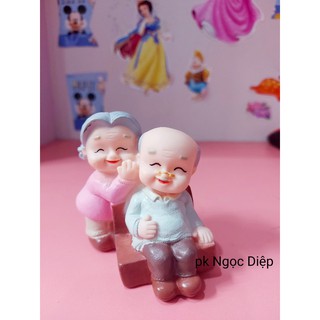 Ông bà ngồi ghế