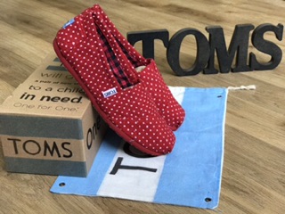 Giày Toms chấm bi đỏ