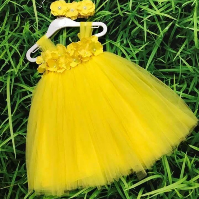 Váy vàng cẩm tú