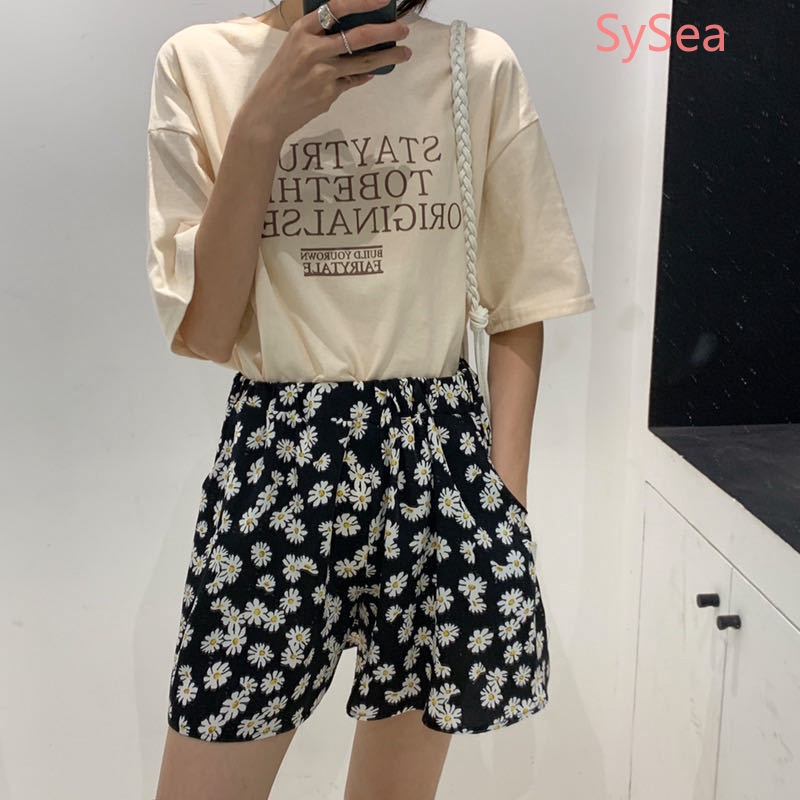 Quần ngắn ống rộng hoạ tiết hoa cúc dành cho nữ | BigBuy360 - bigbuy360.vn