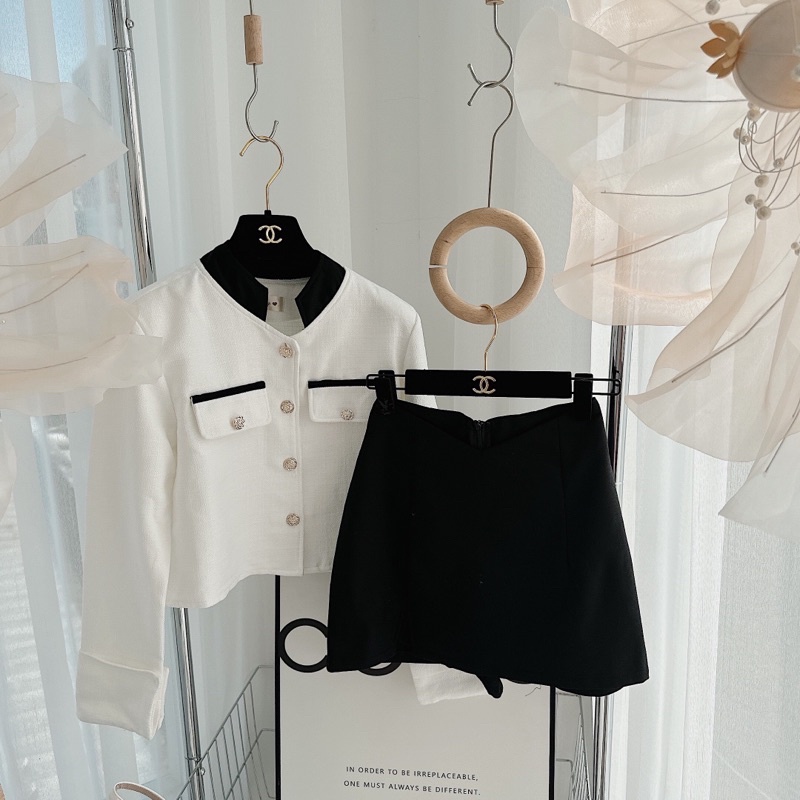 SET 3 MÓN: ÁO KHOÁC TRẮNG NÚT VIỀN MÀU + CROPTOP REN 2 DÂY + CHÂN VÁY ĐEN