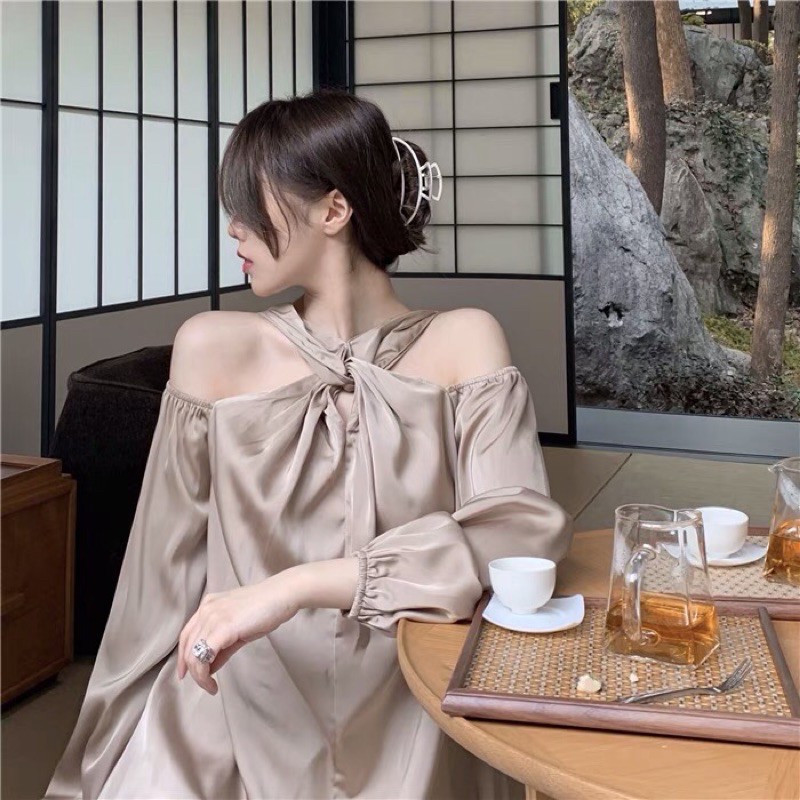 Áo lụa cổ yếm hở vai sang chảnh