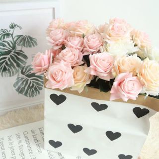 Hoa hồng 🌹 giả như thật luôn ạ.