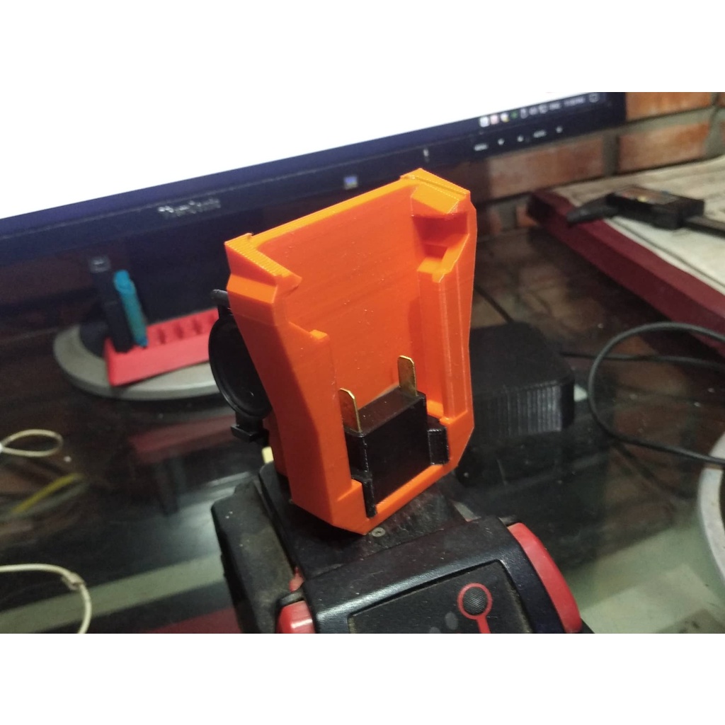 Đế lấy nguồn power outlet dùng pin Milwaukee M18