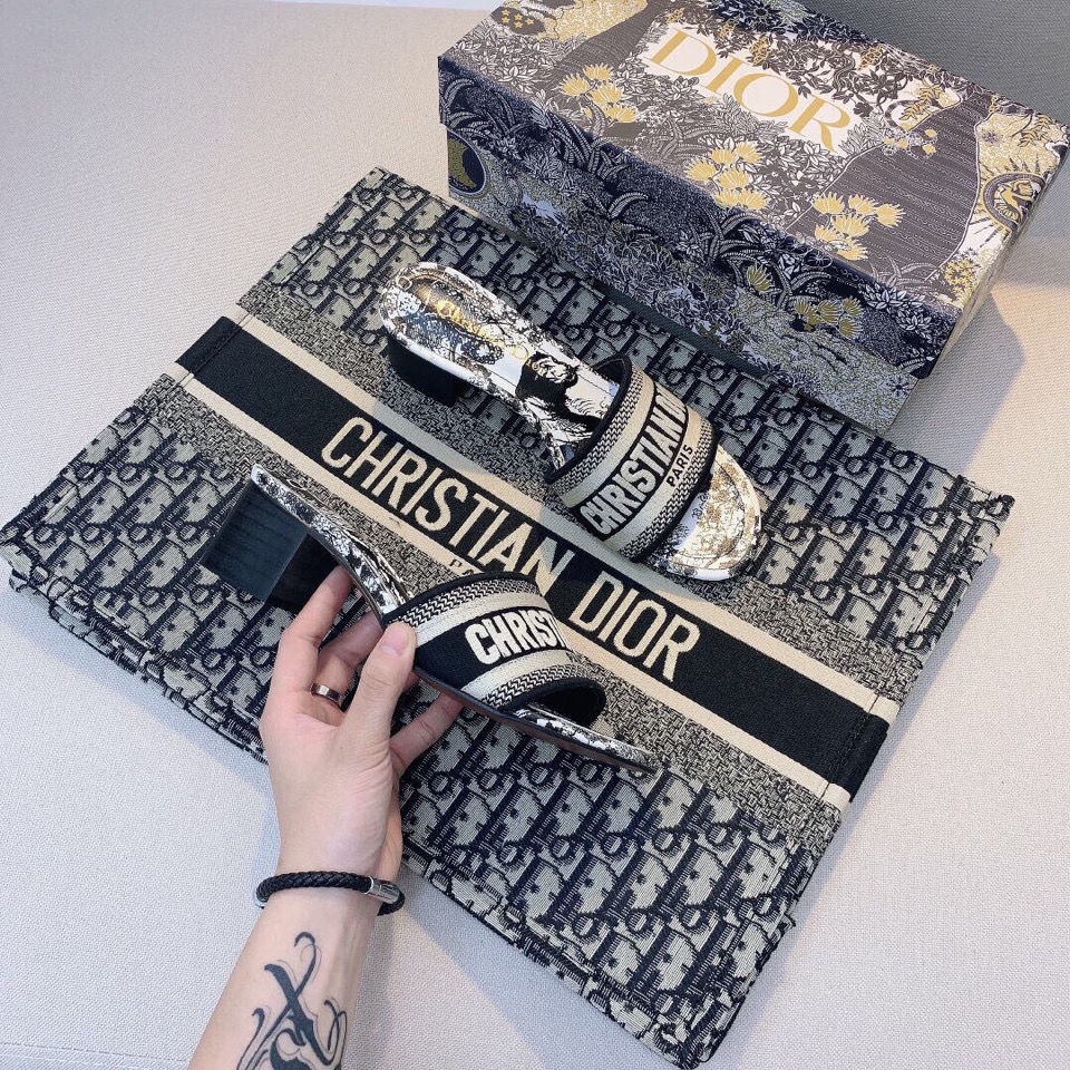 Dior_Dép Sandal Da Cừu Đế Bằng Thêu Họa Tiết Thời Trang Cho Nữ