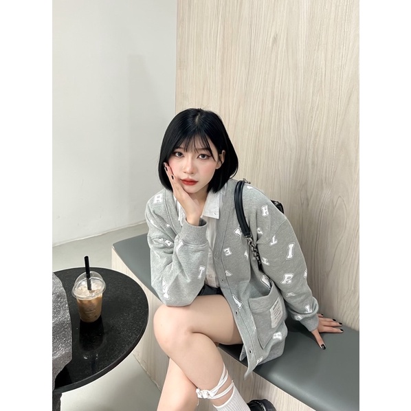 AITHER STUDIO Áo khoác Mono Cardigan in họa tiết thương hiệu màu Xám
