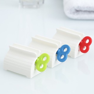 Dụng cụ nặn kem đánh răng thông minh.