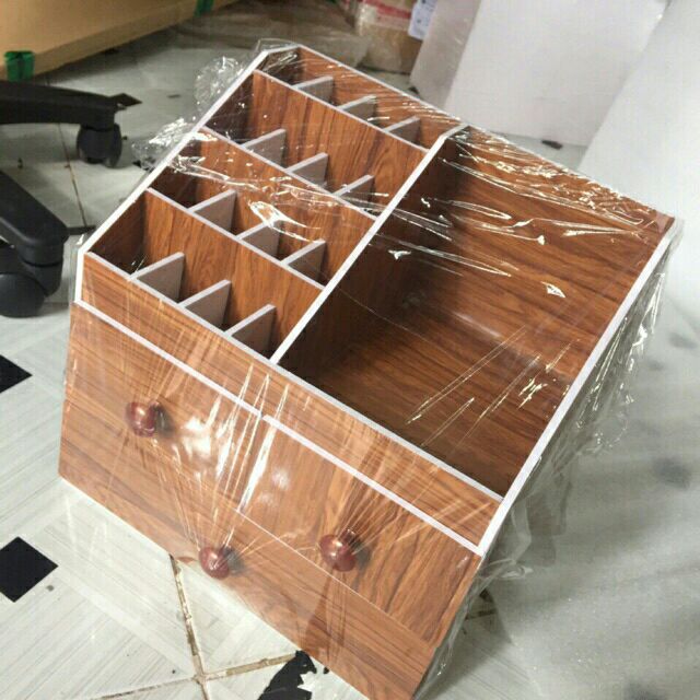 Tủ đựng mỹ phẩm màu gỗ kiểu dốc tay gỗ