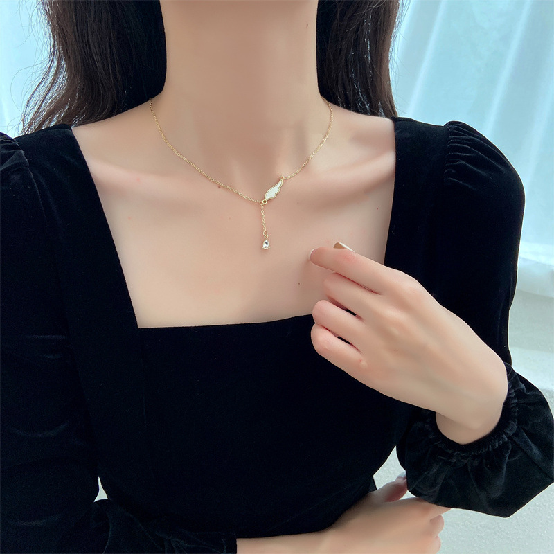 Vòng cổ có mặt hình đôi cánh đính đá bằng hợp kim