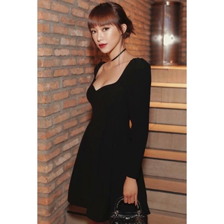 Đầm đen xòe cổ vuông