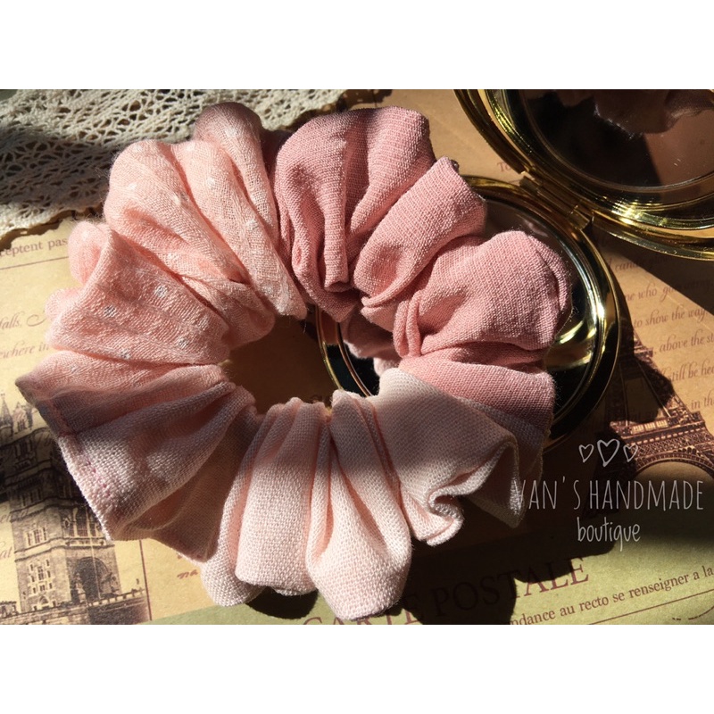 Cột tóc scrunchie màu hồng pastel dễ thương