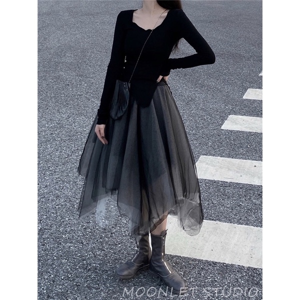 Chân váy voan xám.