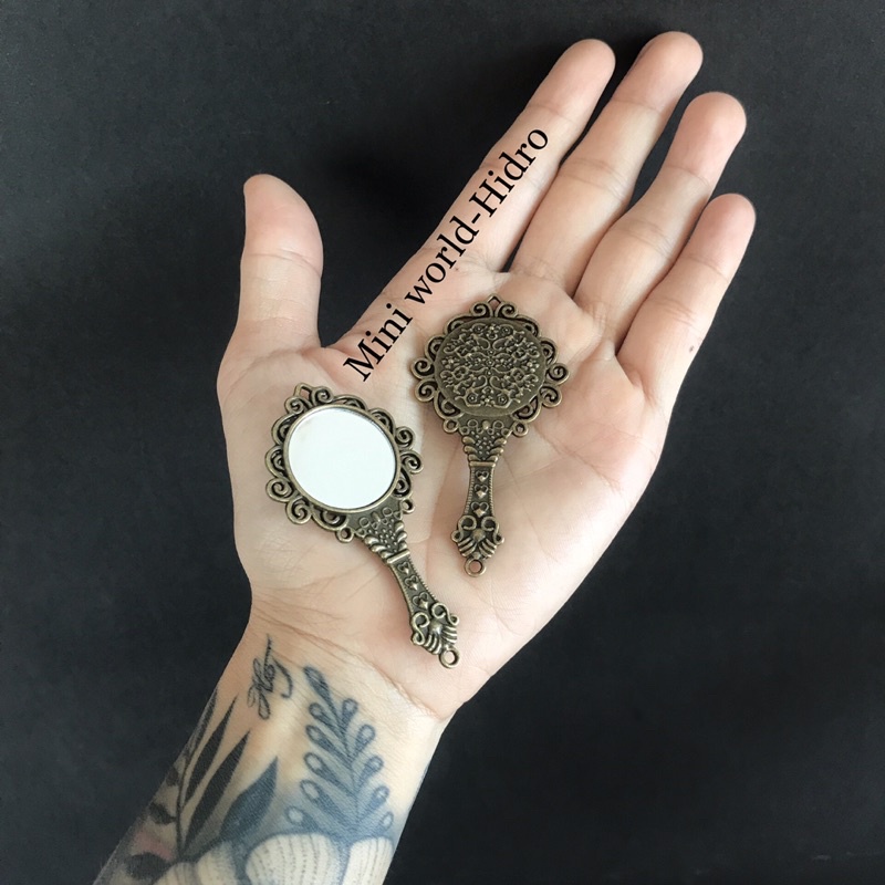 Mô hình gương soi cầm tay mini tí hon chân thật bằng kim loại dùng cho trang trí nhà búp bê Barbie, BJD tỉ lệ 1/8, 1/6