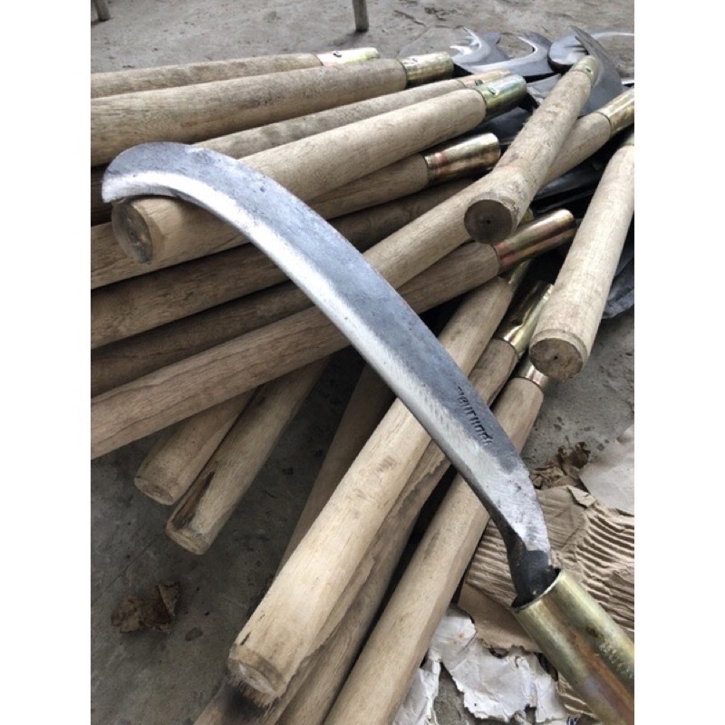 Rựa phát cỏ vườn làm bằng nhíp xe ôtô