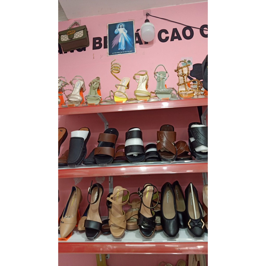 Kệ mica trưng bày giày dép chữ V