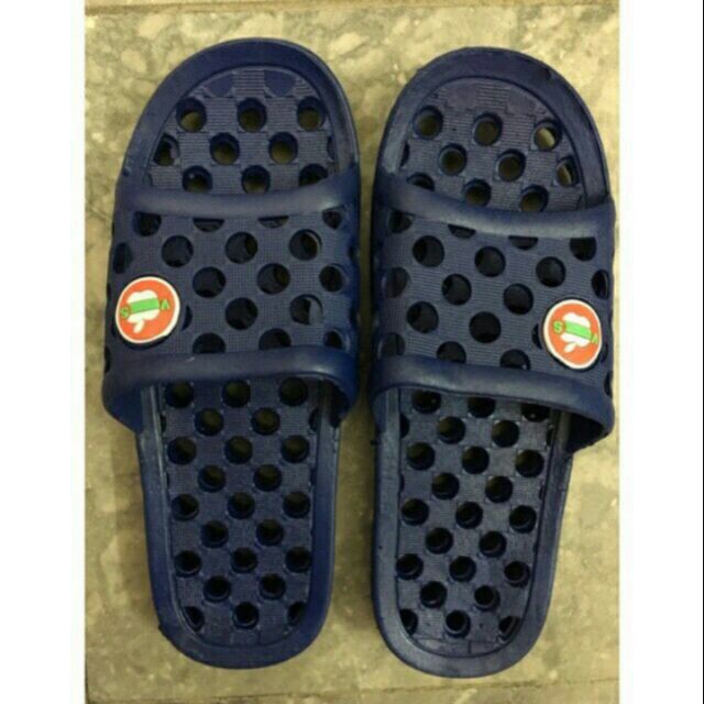 Dép lỗ đi trong nhà