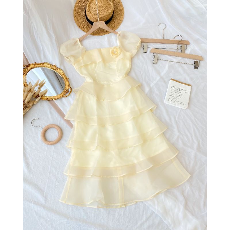 ĐẦM XÒE TẦNG KÈM HOA VẢI TƠ organza