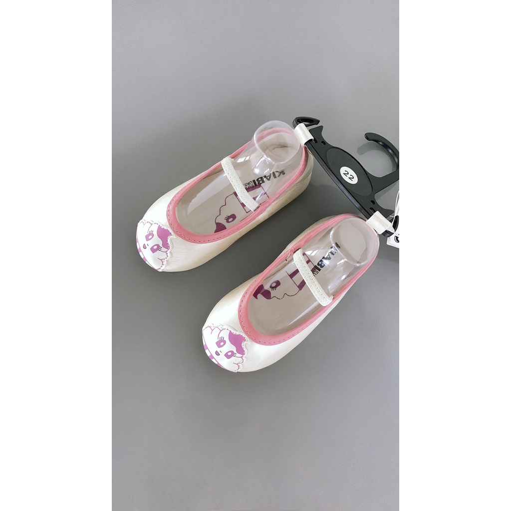 Giày búp bê bé gái K.IABI xinh xắn màu trắng viền hồng hình in ngộ nghĩnh. từ chất da mềm, thiết kế quai ôm chân
