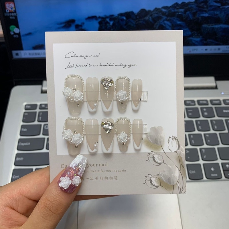 Nailbox thiết kế móng úp đính charm hoa hồng xinh