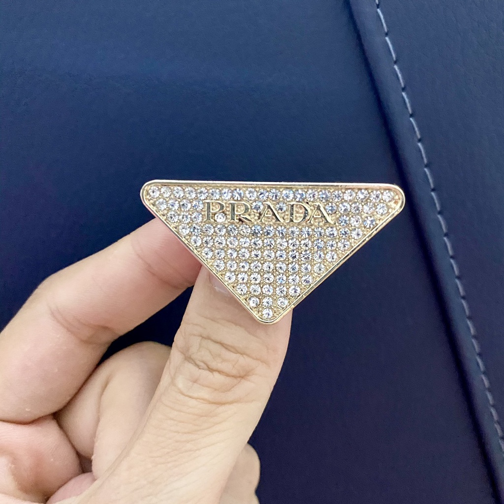 Ghim tag cài áo thương hiệu X G L sang chảnh