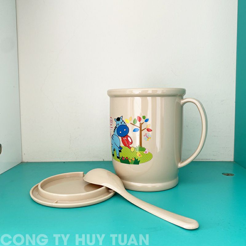 Cốc uống nước kèm thìa và nắp nhựa Việt Nhật an toàn, sạch sẽ MS602