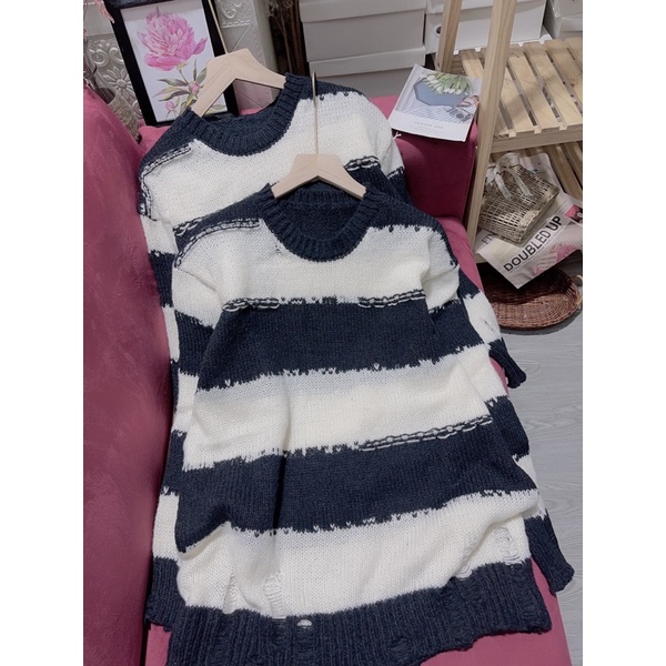 Áo len rách kẻ ngang đen trắng dáng giấu quần | BigBuy360 - bigbuy360.vn