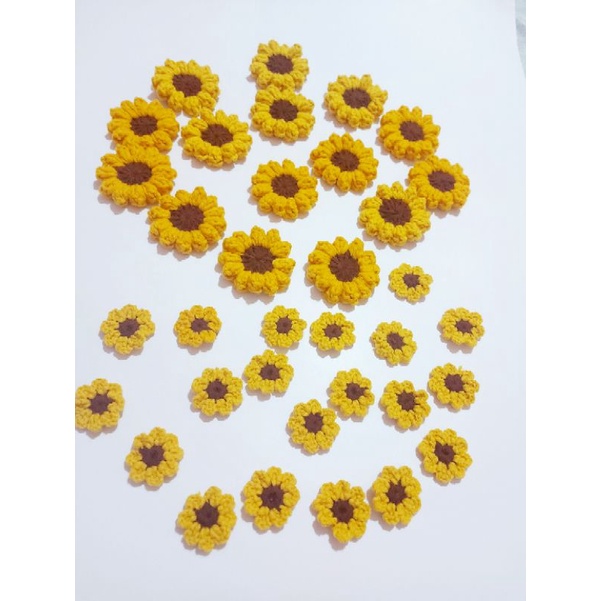 Pin cài hoa hướng dương bằng len